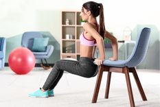 Ejercicios Fortalece el cuerpo en casa solo usando una silla Foto: Shutterstock