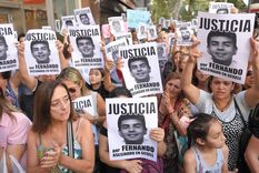 miles de personas reclamaron justicia frente a la casa de fernando