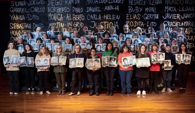 Familiares de víctimas del atentado participaron de un conmovedor homenaje.