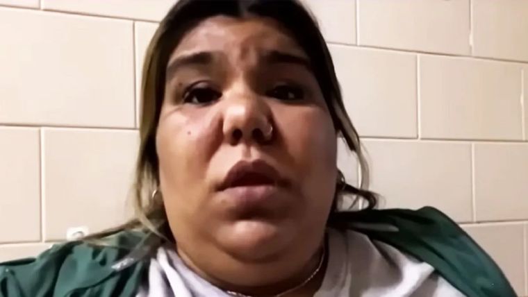 Camila Deniz se mostró desde la guardia del Hospital Paroissien visiblemente dolorida y en silla de ruedas. / Captura de video
