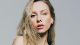 Ester Expósito siempre sigue la tendencia del momento, en este caso se arriesgó por los pañuelos. ¡Nos encantan! Foto: Instagram: ester_exposito