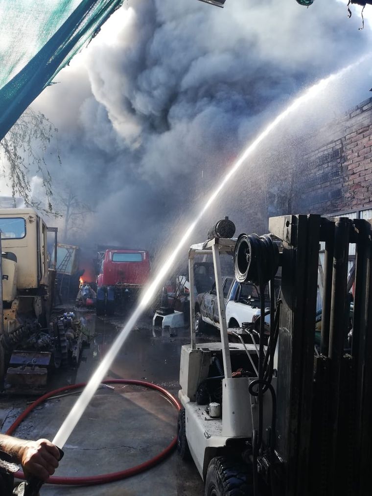 Intenso El fuego fue intenso desde las primeras horas de la tarde.