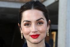 Ana de Armas le da vida a los fantásticos diseños de Louis Vuitton Foto: CelebsFirst