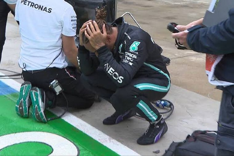 El desconsuelo de Hamilton tras perderlo todo. Foto: Captura