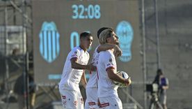 Rodrigo Insua celebra el tanto del empate ante Huracán, que le dio la clasificación a Barracas. Rodrigo Insua celebra el tanto del empate ante Huracán, que le dio la clasificación a Barracas.