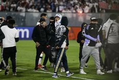 Los hinchas del Cacique invadieron el campo de juego para parar el partido tras enterarse que afuera del estadio había dos muertos. Foto: EFE