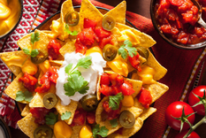 La receta se volvió tendencia en redes sociales gracias al contraste visual del queso derretido con el brillo de la miel picante.