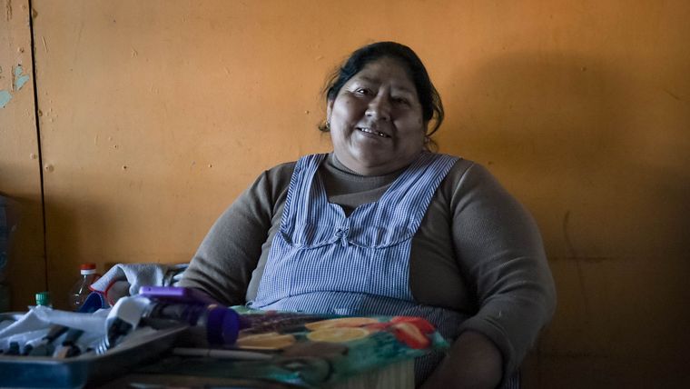 Doña Feli en la recepción de su local. Doña Feli en la recepción de su local.