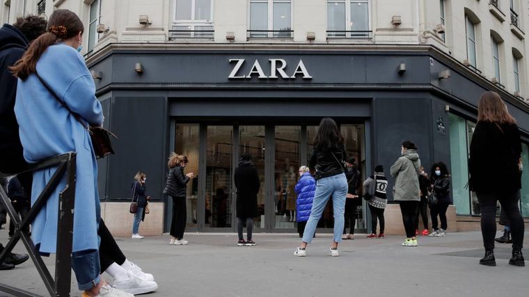 La cadena de ropa Zara ofrece todo tipo de alternativas para completar tu outfit Foto: https://as.com/diarioas/imagenes/2020/05/19/actualidad/1589884779_467593_1589884938_noticia_normal.jpg