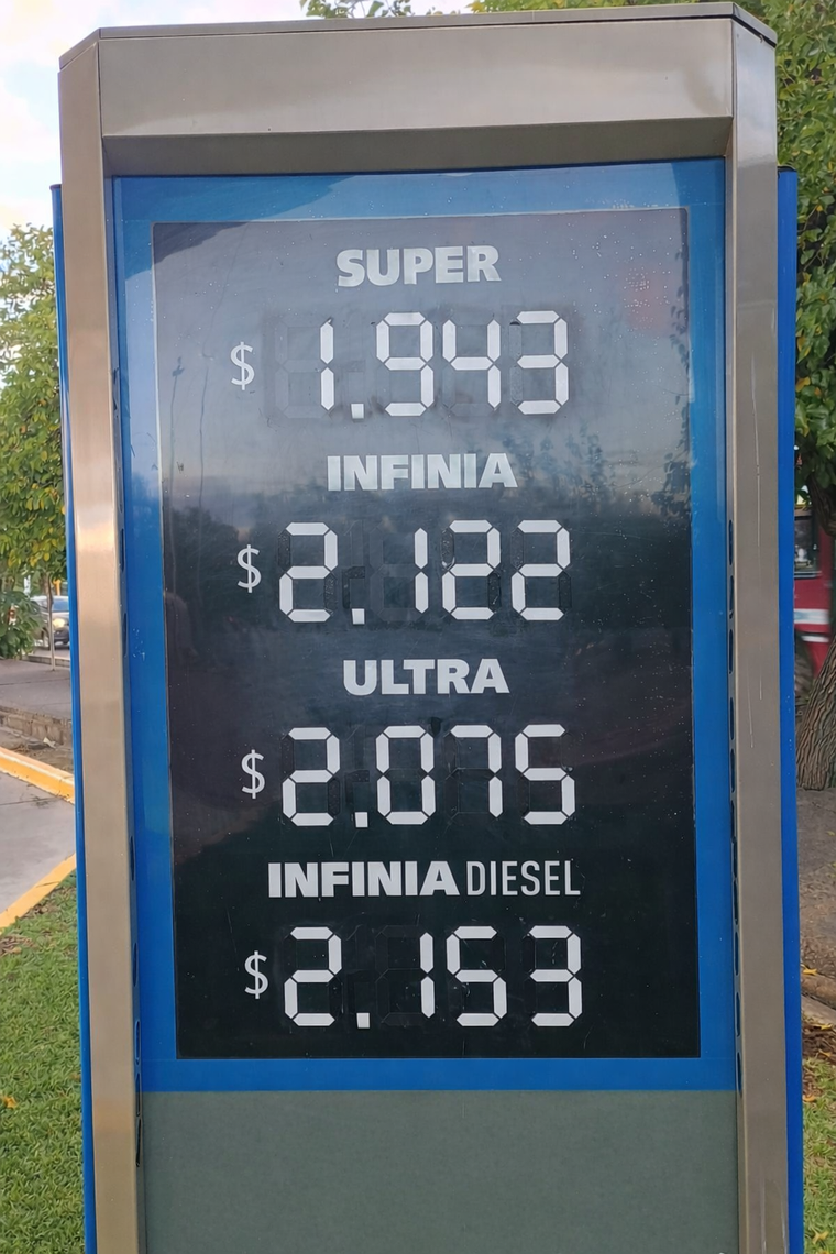 La suba del combustible ya se sintió en los surtidores de la provincia, con incrementos que arrancaron en los $20 por litro. La suba del combustible ya se sintió en los surtidores de la provincia, con incrementos que arrancaron en los $20 por litro.
