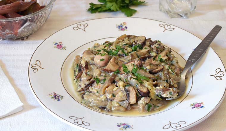 Una receta de revuelto puede variar mucho según la región, ya que cada lugar utiliza las setas más abundantes de su zona. Una receta de revuelto puede variar mucho según la región, ya que cada lugar utiliza las setas más abundantes de su zona.