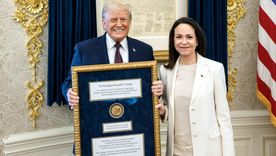 Donald Trump y María Corina Machado, con el regalo entregado por la venezolana.&nbsp;