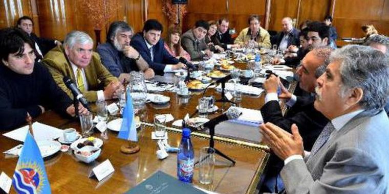 El ministro de Planificación aleccionando a jefes territoriales de Santa Cruz. Foto: Oficial