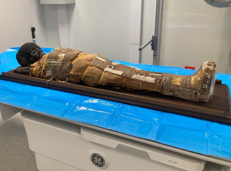 La momia egipcia de 2.000 años fue sometida a estudios con tecnología médica y el análisis reveló un objeto oculto en la zona del pecho.