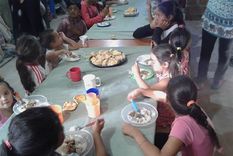 dirige una escuela en el conurbano y debe priorizar la comida antes que las clases