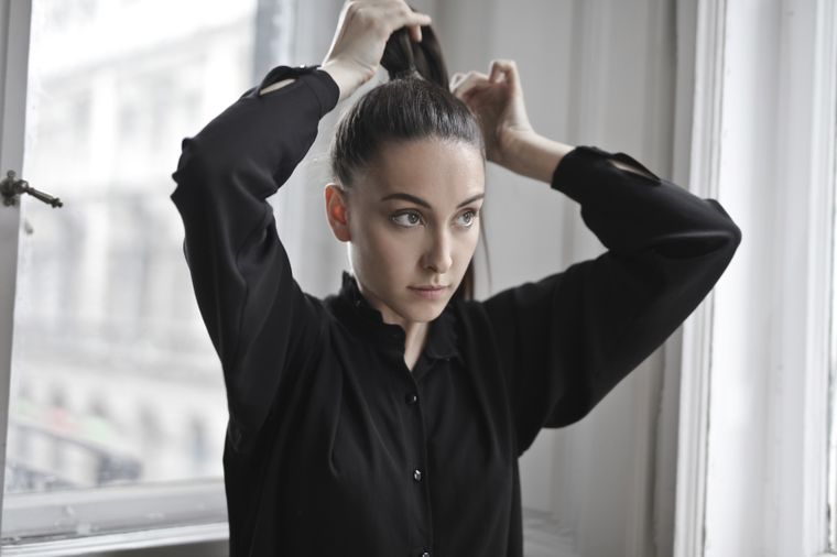 Bleph bun es la nueva tendencia que diversas celebridades han implementado para sacarle el mayor provecho a sus looks.