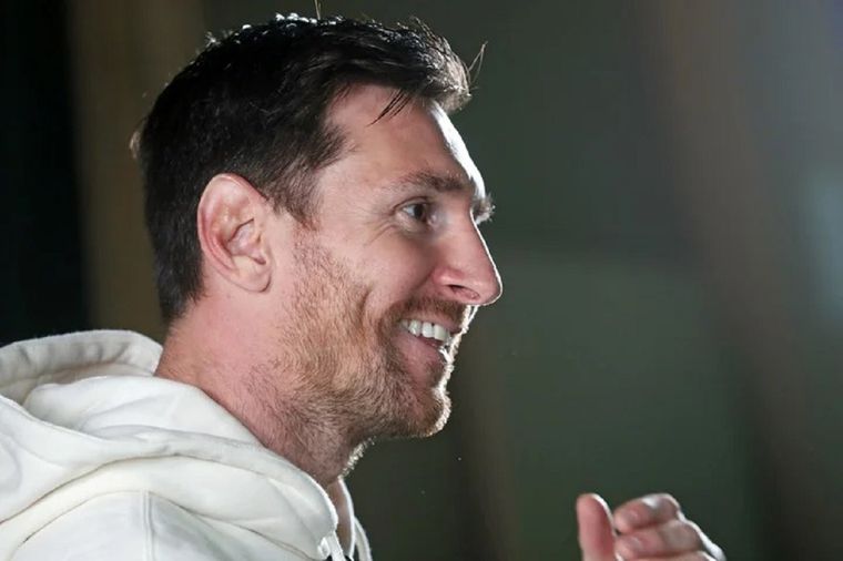 Todos quieren a Messi. Foto: Olé