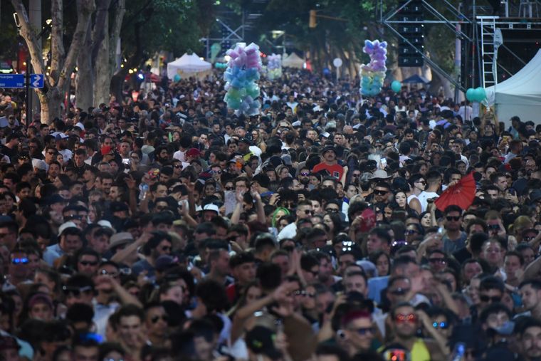 El intendente Ulpiano Suarez anunció el line up para el octavo aniversario de la calle Arístides Villanueva. Quiénes se presentarán. El intendente Ulpiano Suarez anunció el line up para el octavo aniversario de la calle Arístides Villanueva. Quiénes se presentarán.