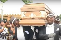 esta es la historia detras del viral de los africanos que bailan con un ataud