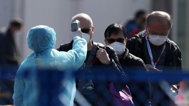 Pasajeros saliendo del crucero Diamond Princess, en Yokohama, al sur de Tokio, Japón, el 21 de febrero de 2020.