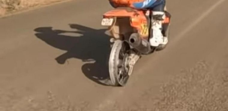 El joven piloto español rodó sin neumático durante una de las etapas del Rally Dakar. El joven piloto español rodó sin neumático durante una de las etapas del Rally Dakar.