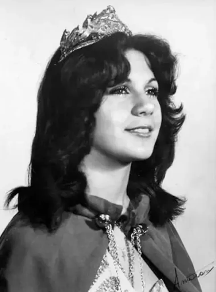 Mónica Patricia Castro, de Guaymallén, fue coronada Reina Nacional de la Vendimia. Mónica Patricia Castro, de Guaymallén, fue coronada Reina Nacional de la Vendimia.