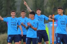 Los pibes se entrenan pensando en el debut mundialista. Foto: @Argentina Los pibes se entrenan pensando en el debut mundialista. Foto: @Argentina