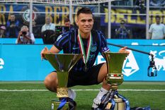 Lautaro Martínez posa con los dos trofeos que ganó en la temporada: el Scudetto de la Serie A 2025/2026 y la Copa Italia 2025/2026.