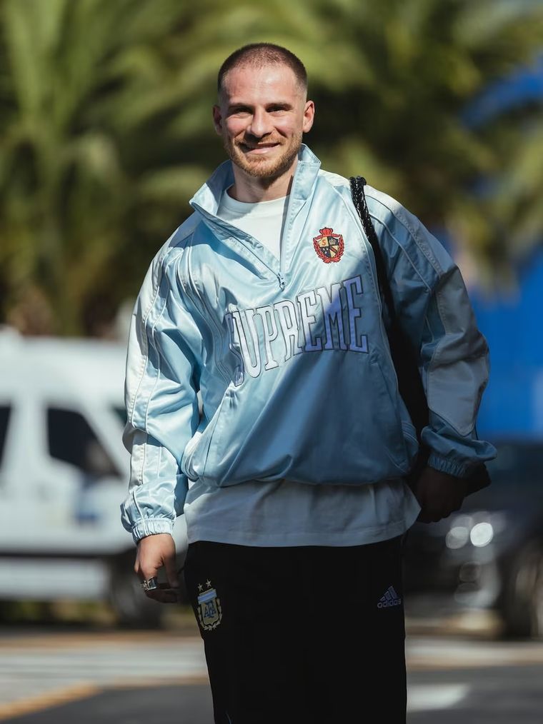 Mc Allister llegando al entrenamiento con el look que despertó la furia de la reconocida actriz. Mc Allister llegando al entrenamiento con el look que despertó la furia de la reconocida actriz.