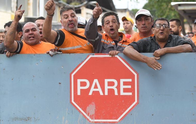 Trabajadores municipales de Godoy Cruz reclamando por aumento salarial. Foto: Walter Moreno/Mdz