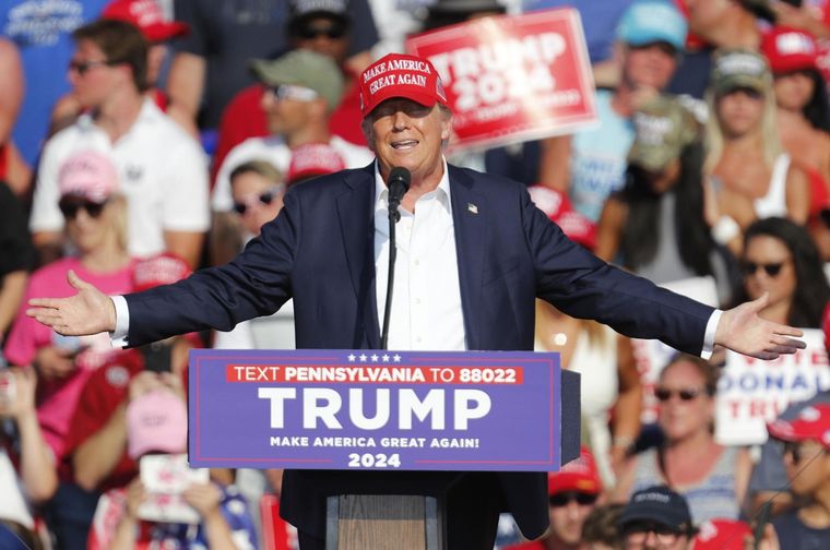 Donald Trump, segundos antes de ser baleado. Foto: EFE