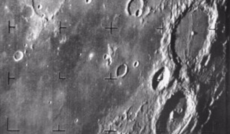 Una de las primeras fotografías en primer plano de la Luna tomadas por la Ranger 7. Foto: Dpa.