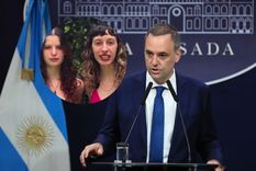 Manuel Adorni es objeto de burla del Campamento Anticapitalista.