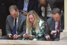 Karina Milei junto a Diego Santilli y Manuel Adorni en el palco en el Senado.