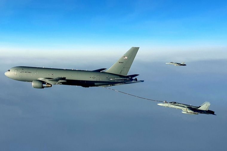 Cooperación Un avión tanque estadounidense KC-46 reabastece a un F/A-18 finlandés durante los ejercicios Foto: Finnish Air Force