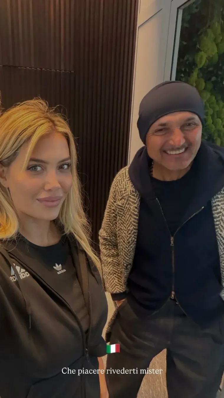 La foto de la discordia: Wanda Nara posando junto al DT Luciano Spalletti en Turín. La foto de la discordia: Wanda Nara posando junto al DT Luciano Spalletti en Turín.