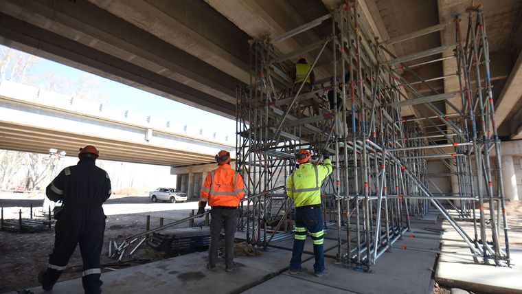 Operarios trabajaron en un apuntalamiento del puente para que el reactor pueda avanzar. Operarios trabajaron en un apuntalamiento del puente para que el reactor pueda avanzar.