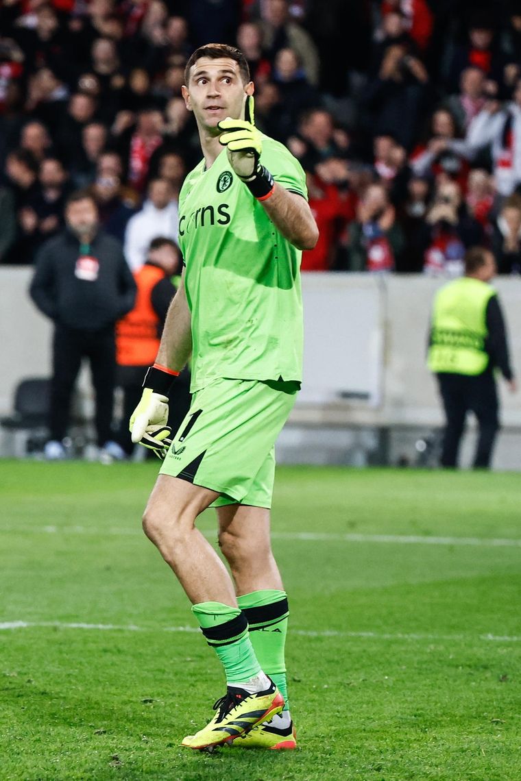 El Dibu Martínez espera por su compañero de Selección. Foto: EFE