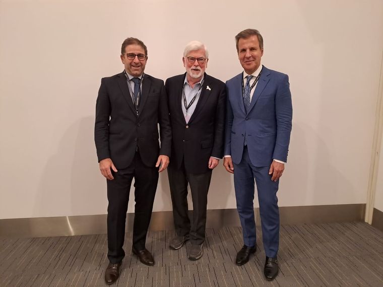 Straface y Redrado junto a Chris Dodd, asesor presidencial especial para las Américas Foto: WhatsApp