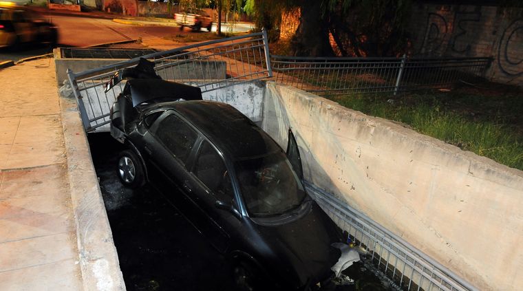 Un auto chocó contra una moto y ambos  rodados terminaron dentro de un zanjón Foto: ALF PONCE / MDZ (Imagen Ilustrativa)