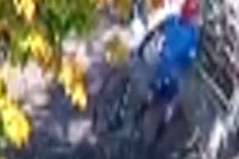 El momento en que el ladrón robó la bicicleta fue captado por una cámara de seguridad. El momento en que el ladrón robó la bicicleta fue captado por una cámara de seguridad.