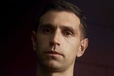 El Dibu, actor estelar de la presentación de la camiseta del Aston Villa. Foto: AVFCOfficial