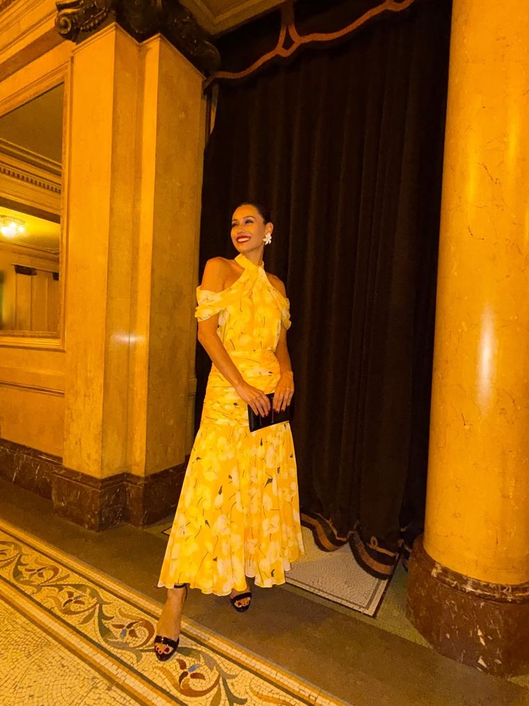 Escote halter, flores y una silueta impecable definieron uno de sus looks más celebrados del año. Escote halter, flores y una silueta impecable definieron uno de sus looks más celebrados del año.