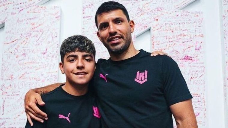 Benjamín y el Kun Agüero. Foto: @KRUesports