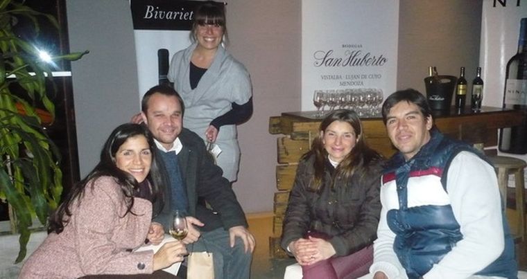 Empresarios del rubro turístico recibieron obsequios de parte de la bodega durante el cóctel. Foto: Gentileza
