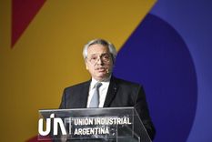 Alberto Fernández finalmente asistió al encuentro de la UIA. Foto: Agencia Télam