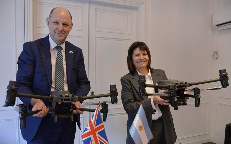 La ministra de Seguridad, Patricia Bullrich, y Sir Philip Barton, jefe del Servicio Diplomático británico. Foto: X