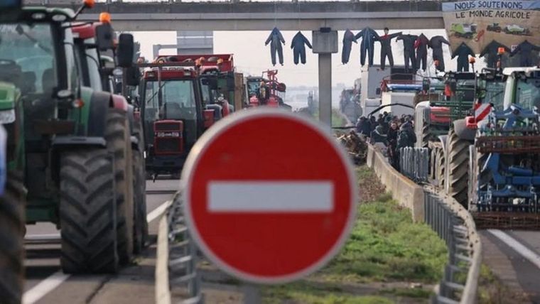 El viernes, los agricultores de Francia bloquearon varias autopistas mientras intensificaban su desafío al nuevo primer ministro Foto: REUTERS