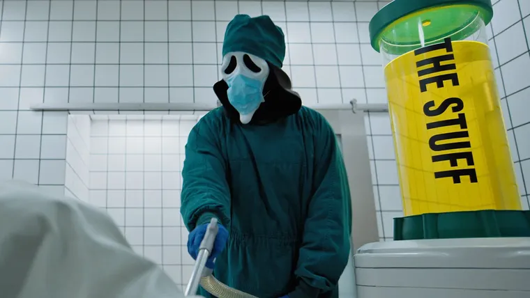 Ghostface regresa al metro en una desopilante parodia de la última entrega de Scream y La Sustancia. Ghostface regresa al metro en una desopilante parodia de la última entrega de Scream y La Sustancia.