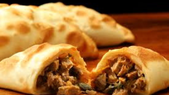 Receta de empanadas de carne cortadas a cuchillo tradicionales y sabrosas. Receta de empanadas de carne cortadas a cuchillo tradicionales y sabrosas.